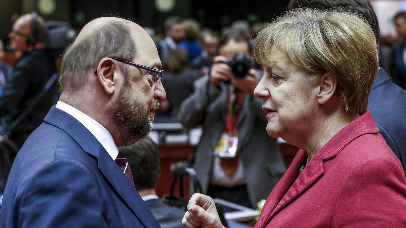 In der letzten Umfrage vor der Bundestagswahl müssen Martin Schulz und Angela Merkel Verluste hinnehmen.
