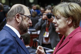 In der letzten Umfrage vor der Bundestagswahl müssen Martin Schulz und Angela Merkel Verluste hinnehmen.