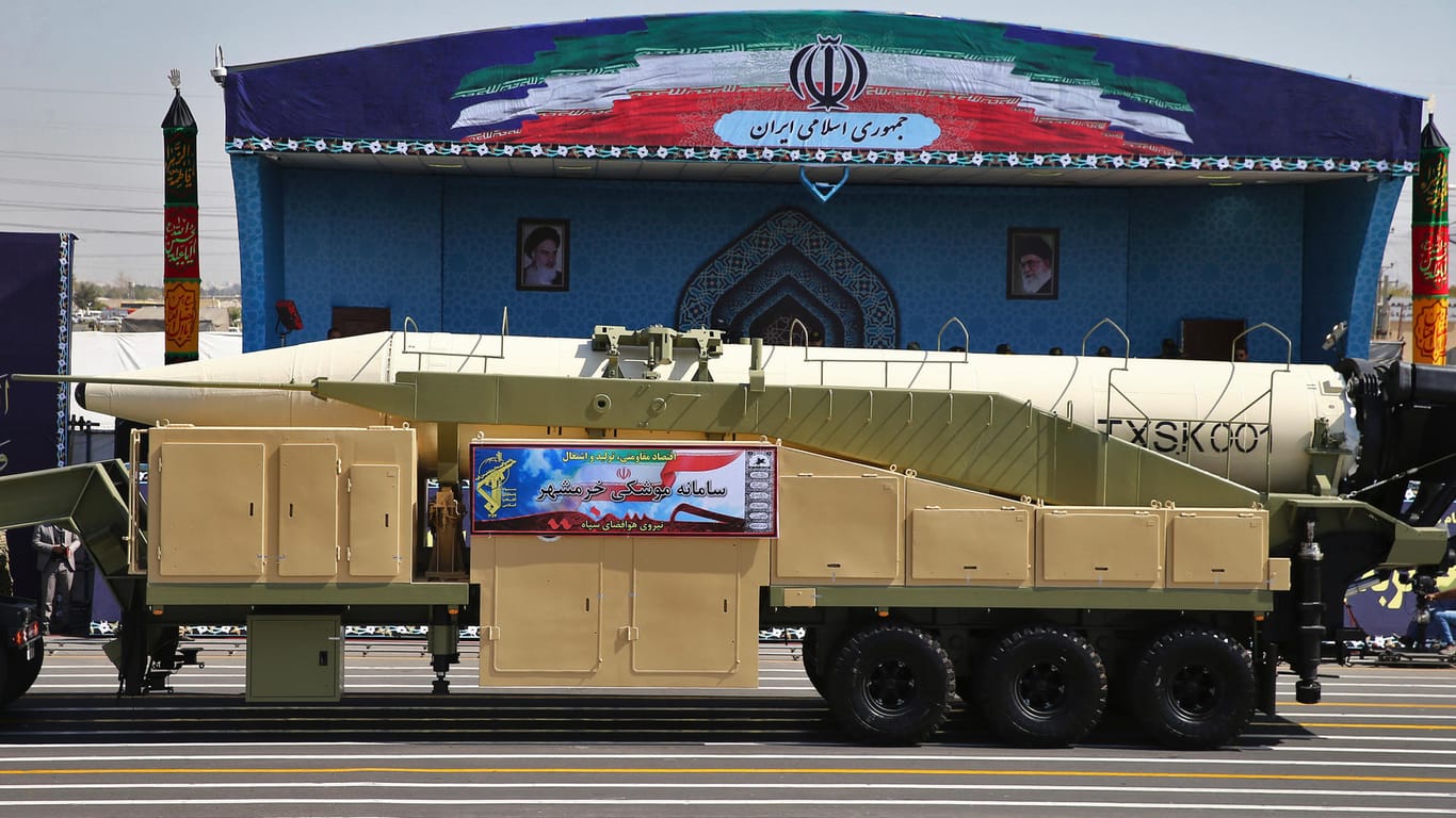 Der Iran hat bei einer Militärparade seine neuste Rakete Choramschahr präsentiert. Sie soll eine Reichweite von etwa 2000 Kilometern haben.