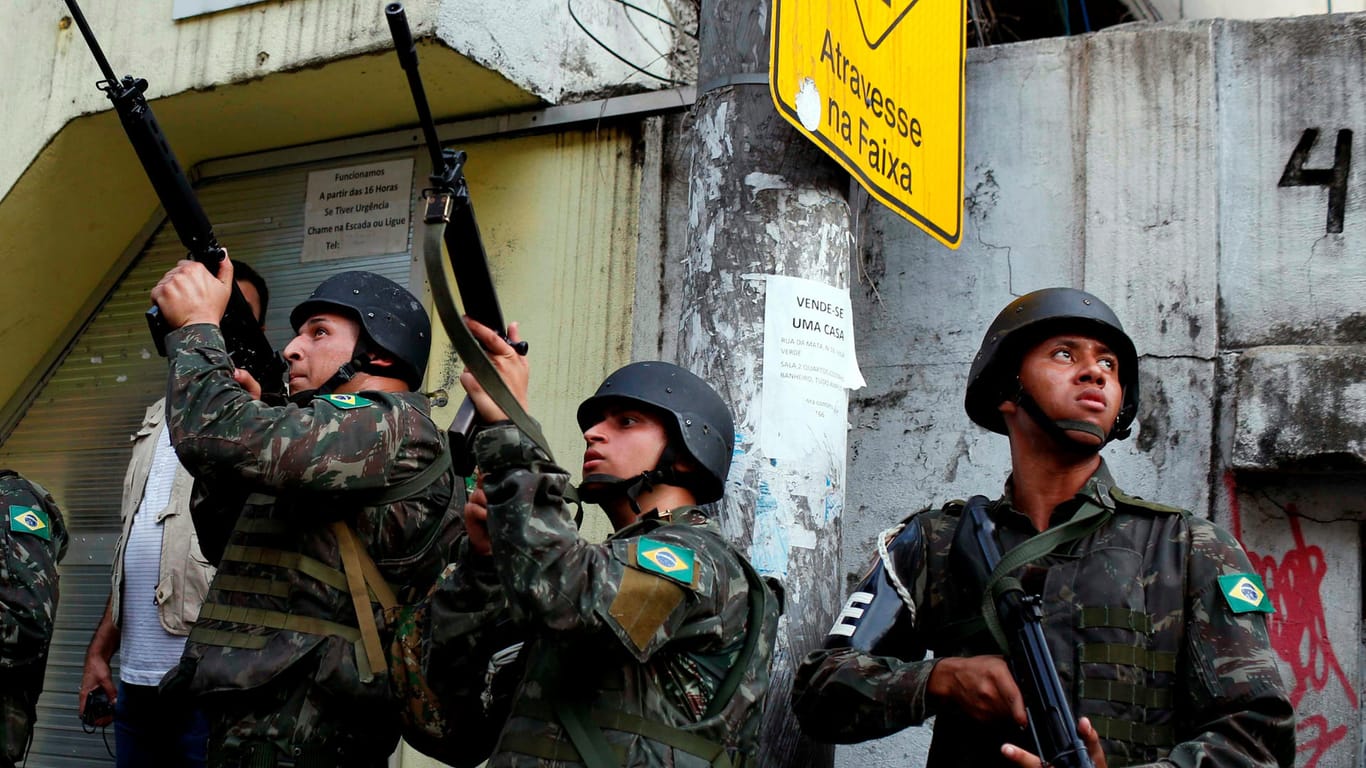 Brasilianische Soldaten mit Waffen in der Favela in Rio De Janeiro