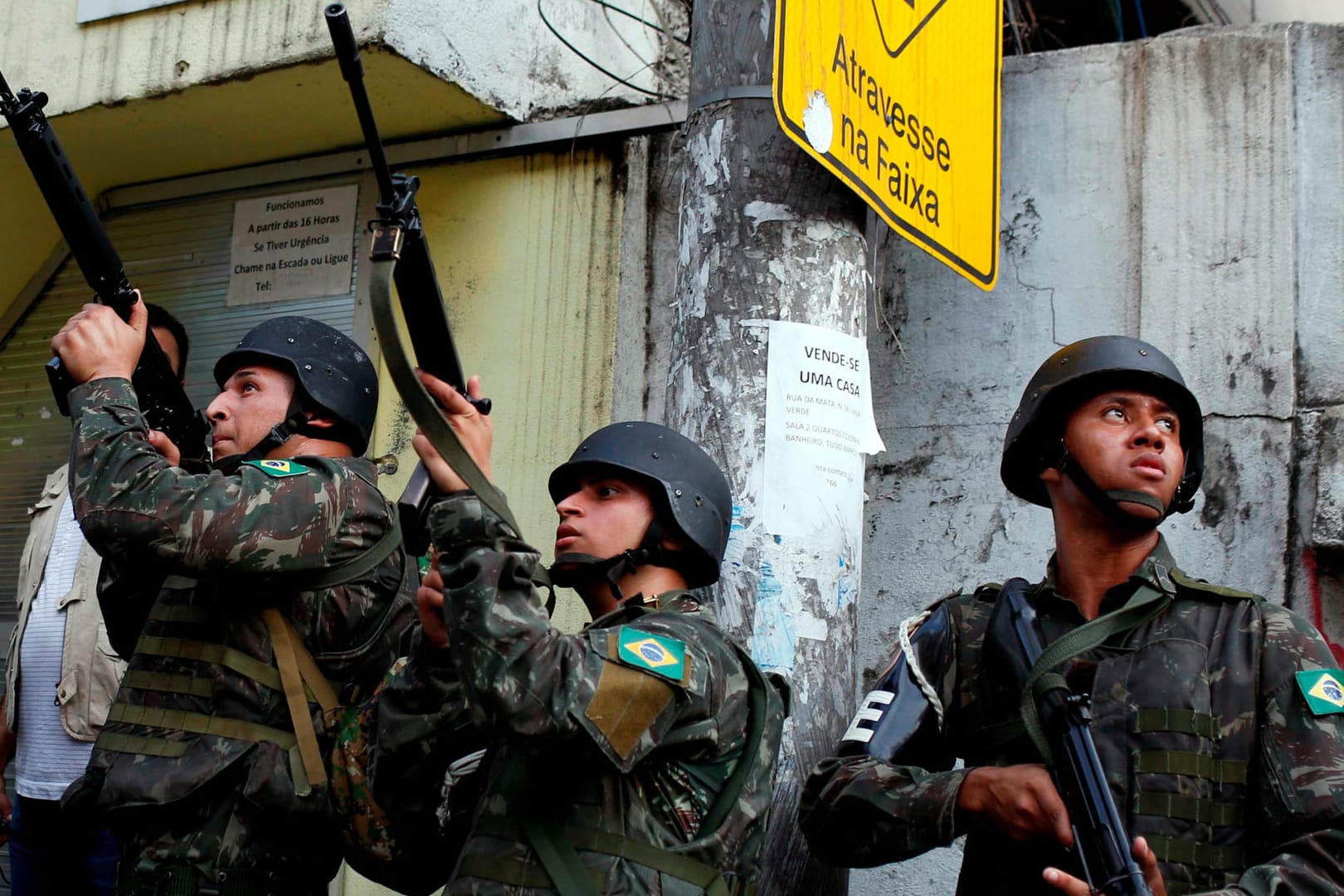 Brasilianische Soldaten mit Waffen in der Favela in Rio De Janeiro
