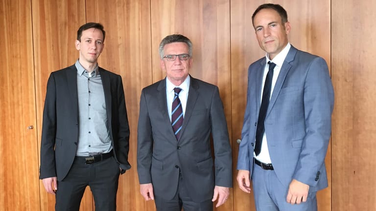 Die Redakteure Jonas Mueller-Töwe (li.) und Florian Harms (re.) befragten Innenminister Thomas de Maizière.