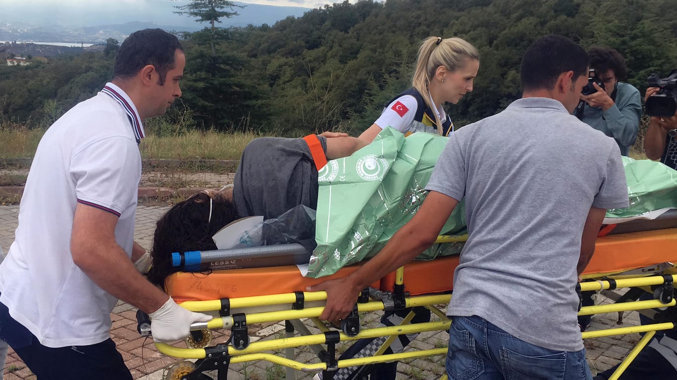 Sanitäter tragen einen Flüchtling, der nach einem Schiffsunglück vor der Schwarzmeerküste gerettet wurde.