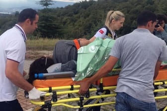 Sanitäter tragen einen Flüchtling, der nach einem Schiffsunglück vor der Schwarzmeerküste gerettet wurde.