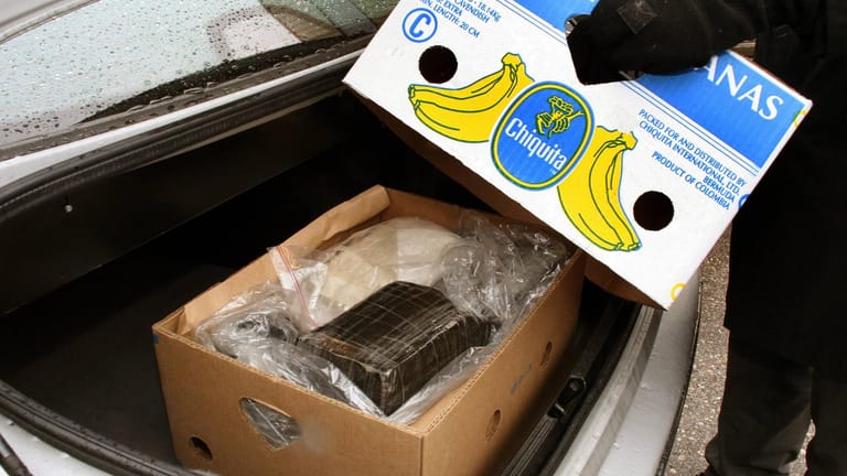 Kokain-Päckchen versteckt unter Bananenkisten aus dem Supermarkt