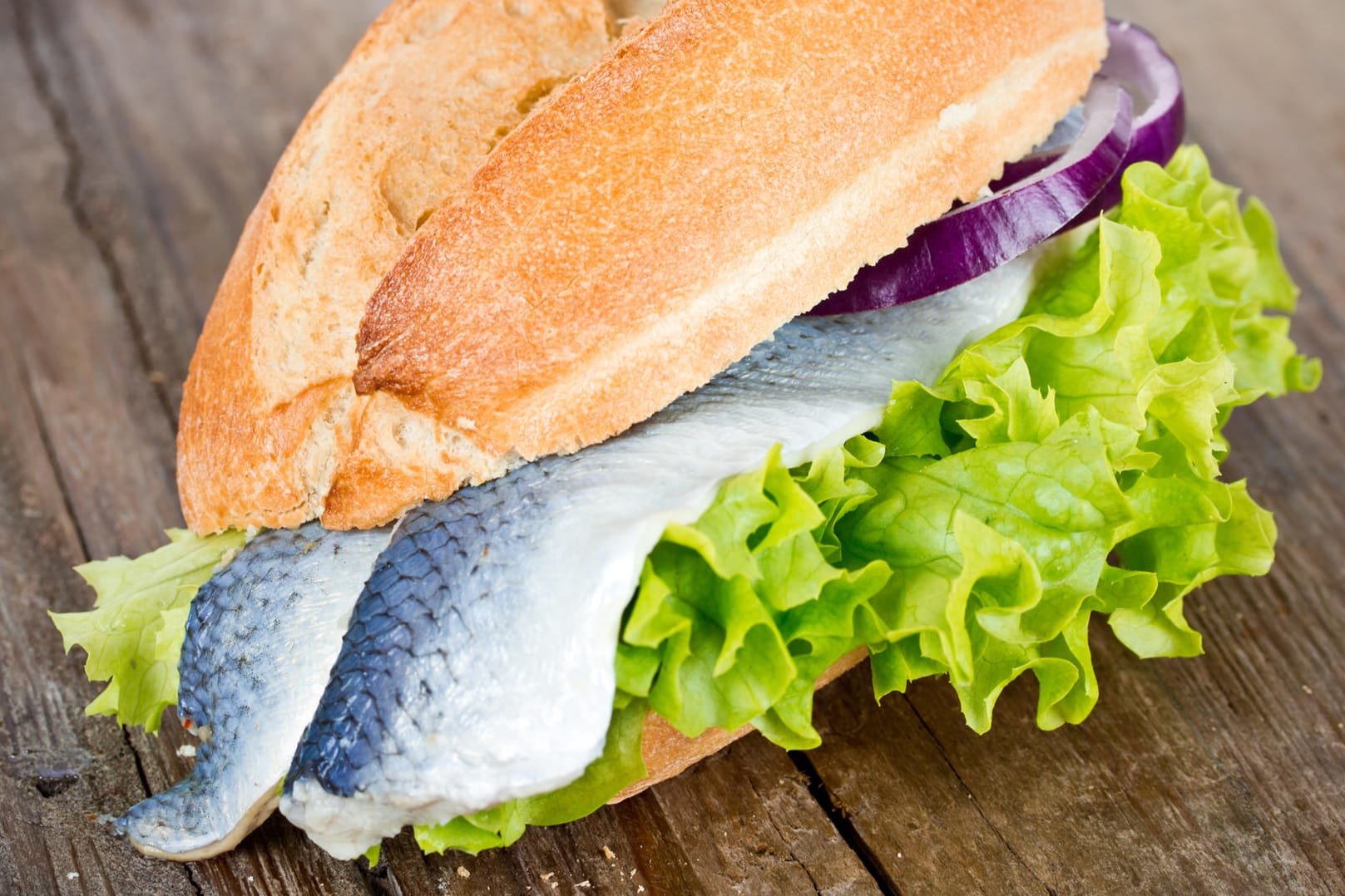 Das Umweltministerium warnt vor einem Heringssterben in der Ostsee. Besonders beliebt ist der Hering im Fischbrötchen.