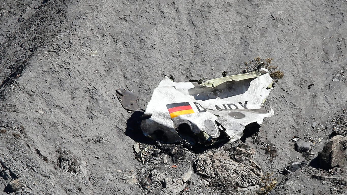 Trümmer der Germanwings-Maschine A320 liegen an der Absturzstelle in den französischen Alpen.