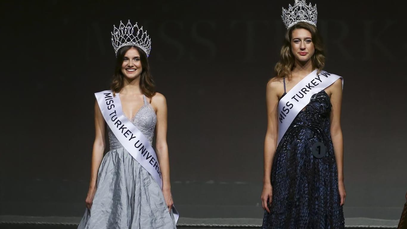 Asli Sumen (links) vertritt Itir Esen jetzt bei der Miss World Wahl.