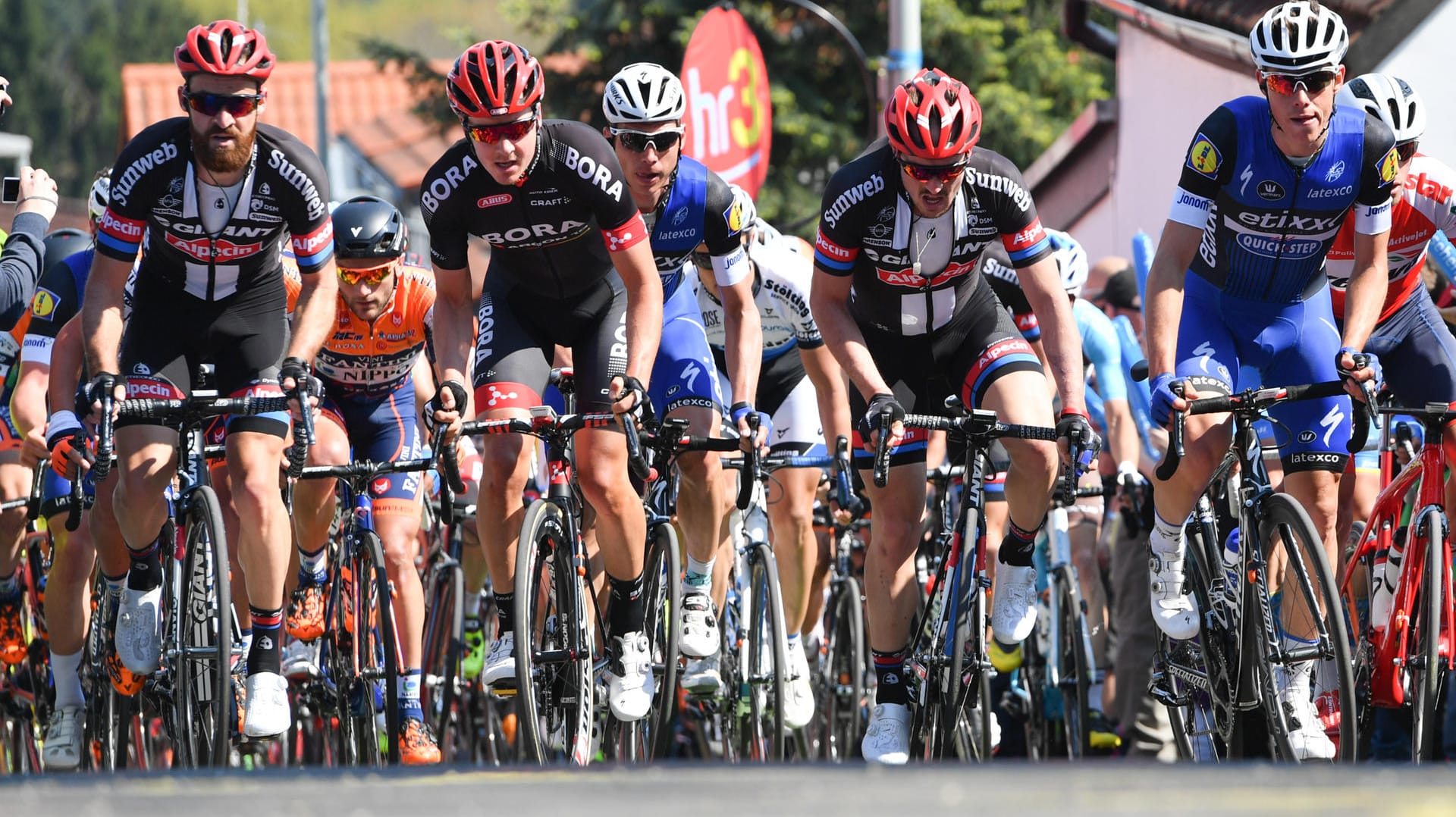 Nach der WM-Absage von John Degenkolb (2. v. r.) gehört Simon Geschke (l.) im Straßenrennen zu den Hoffnungsträgern im deutschen Team.