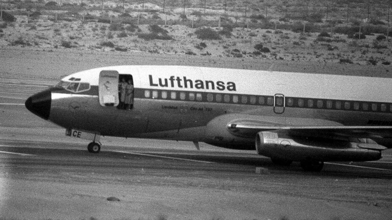 Am 15. Oktober 1977 steht eine Stewardess an der geöffneten Tür der entführten Maschine.
