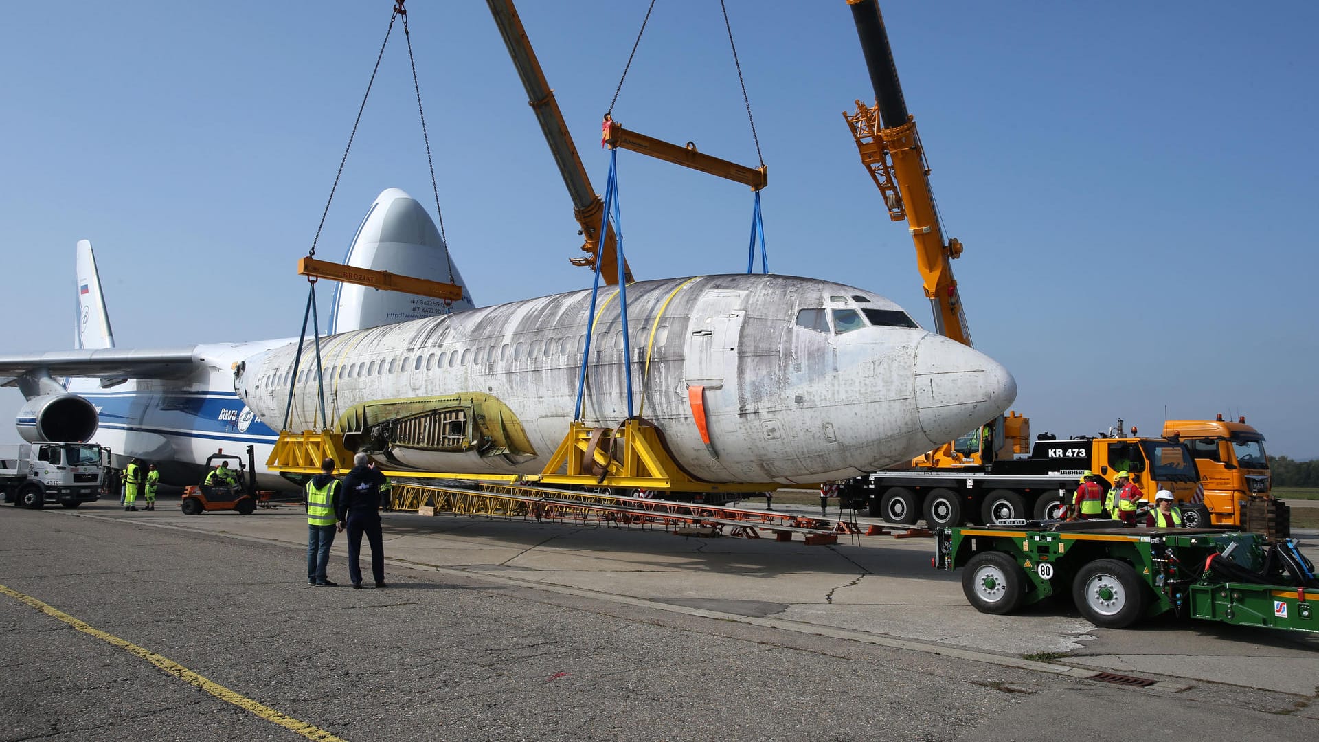 Der Rumpf der ehemaligen Lufthansa-Maschine "Landshut" wird mit einem Kran auf einen Tieflader gehoben.