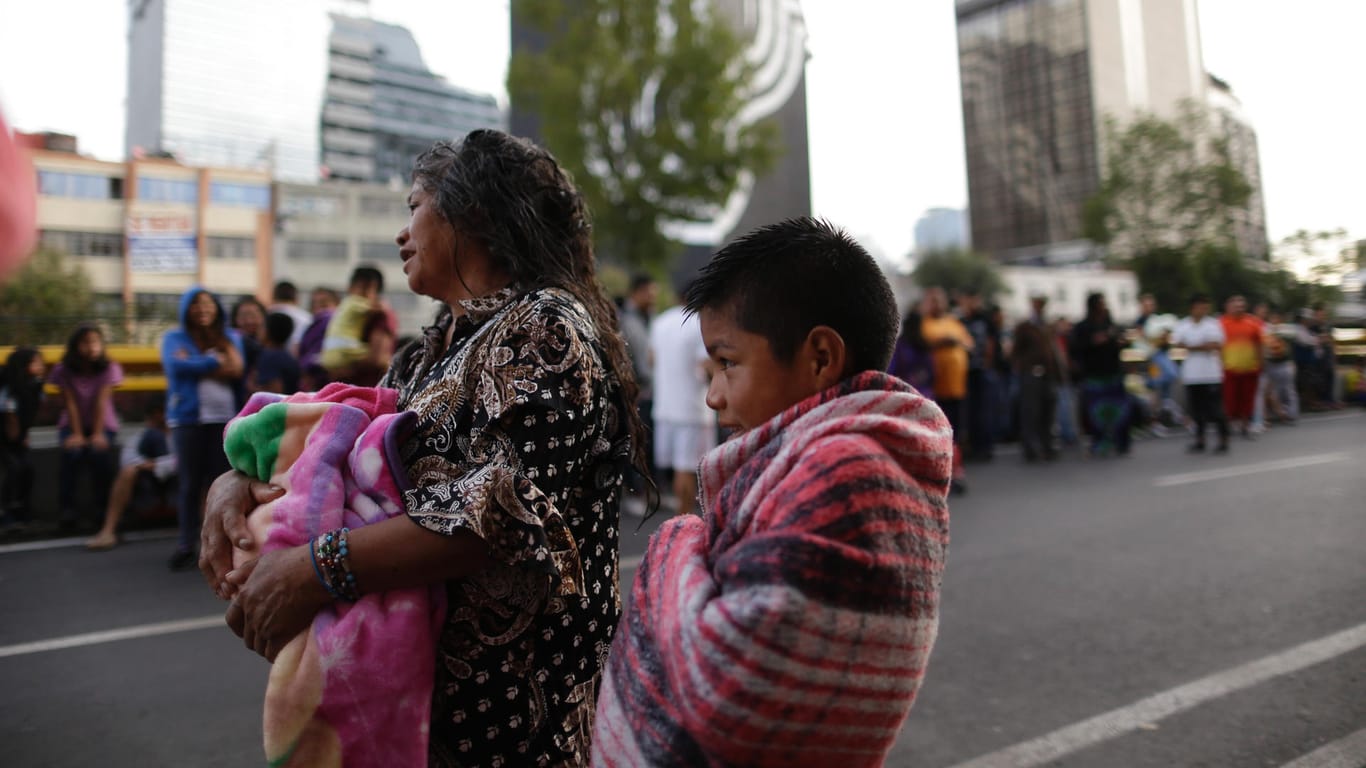Menschen stehen in Mexiko-Stadt auf der Straße, nachdem eine Erdbeben-Warnmeldung ertönt ist.