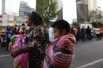 Menschen stehen in Mexiko-Stadt auf der Straße, nachdem eine Erdbeben-Warnmeldung ertönt ist.