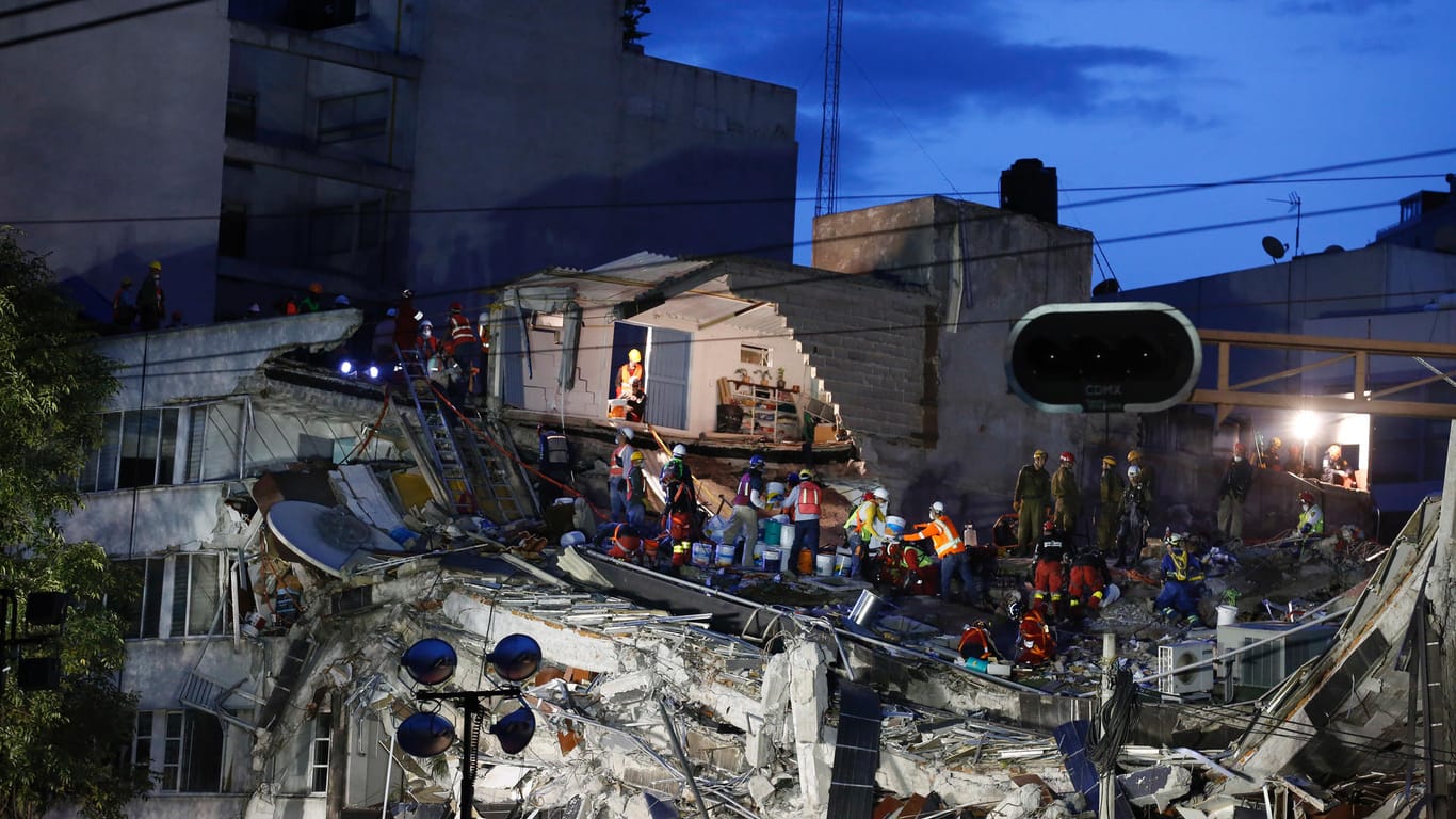Such- und Rettungseinheiten arbeiten an einem eingestürzten Gebäude in Roma Norte, in Mexiko-Stadt.