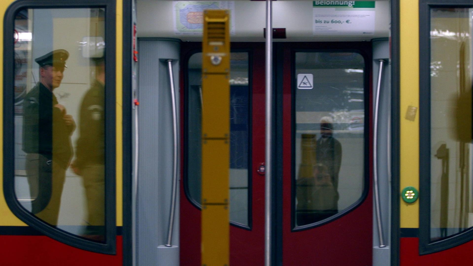 Polizisten stehen an einem S-Bahnhof in Berlin.