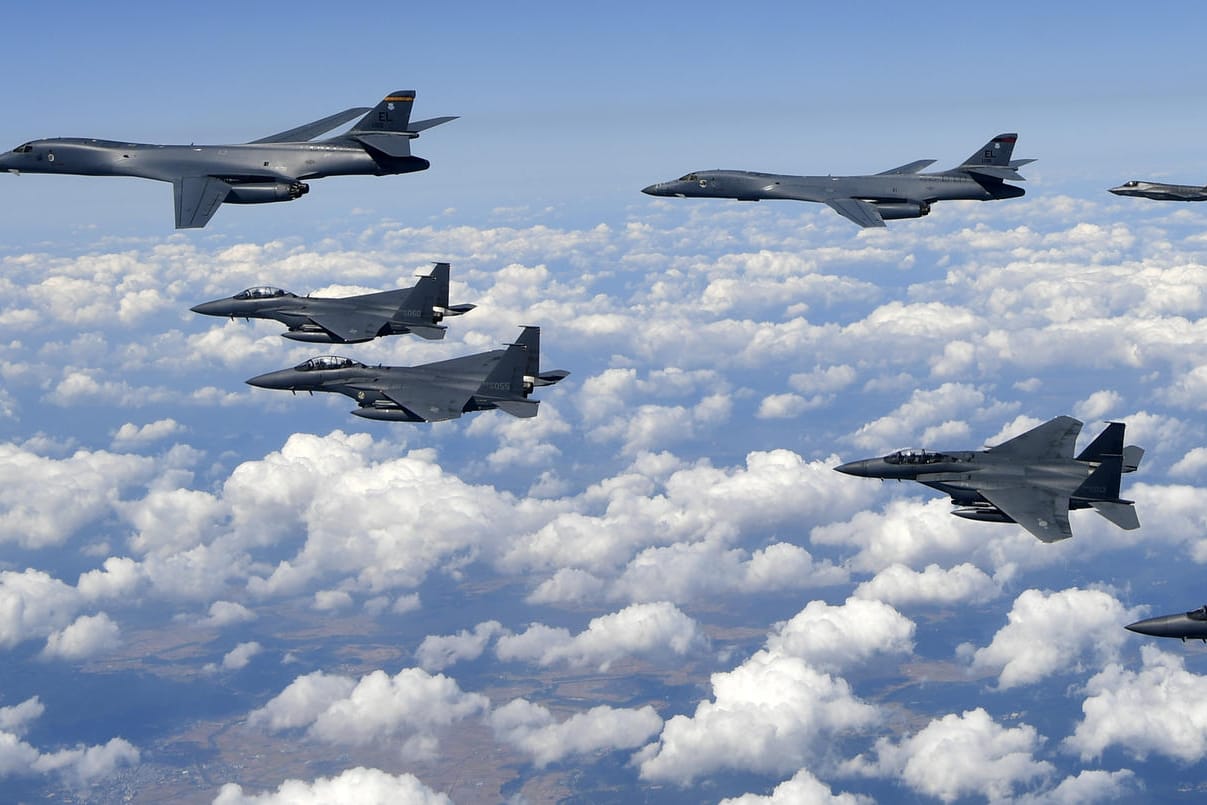 US-Kampfbomber flogen am Samstag begleitet von Kampfjets die Ostküste Nordkoreas entlang.