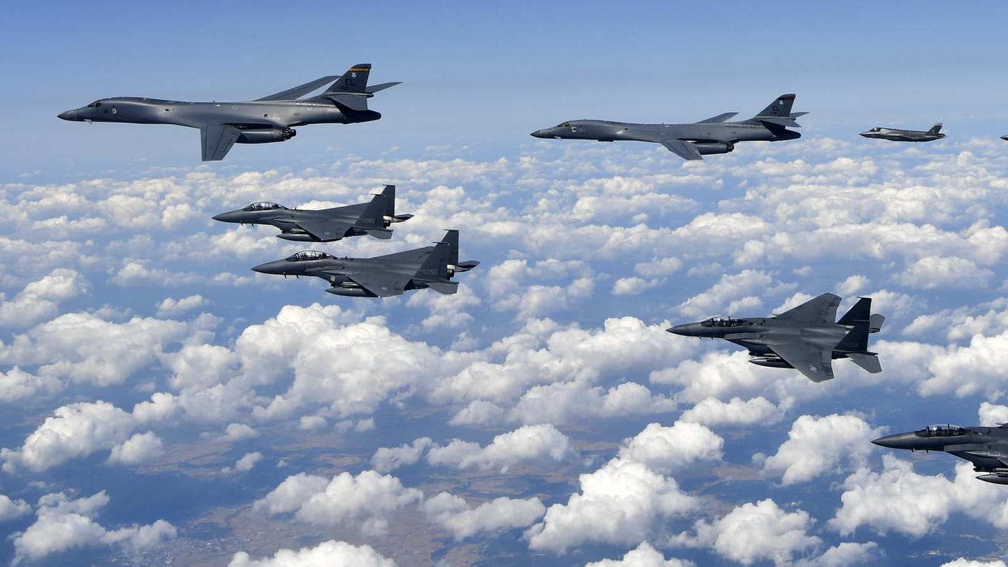 US-Kampfbomber flogen am Samstag begleitet von Kampfjets die Ostküste Nordkoreas entlang. US-Kampfbomber flogen am Samstag begleitet von Kampfjets die Ostküste Nordkoreas entlang.