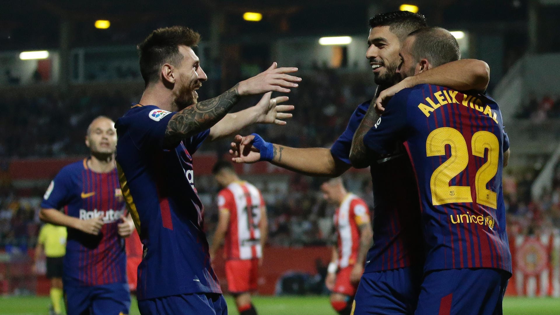 Lionel Messi, Luis Suarez und Aleix Vidal (v.l.) jubeln über den Sieg in Girona. Lionel Messi, Luis Suarez und Aleix Vidal (v.l.) jubeln über den Sieg in Girona.