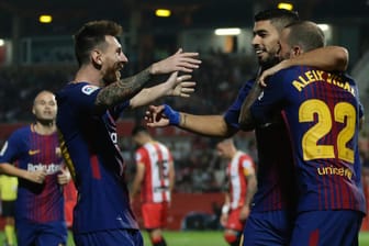 Lionel Messi, Luis Suarez und Aleix Vidal (v.l.) jubeln über den Sieg in Girona.