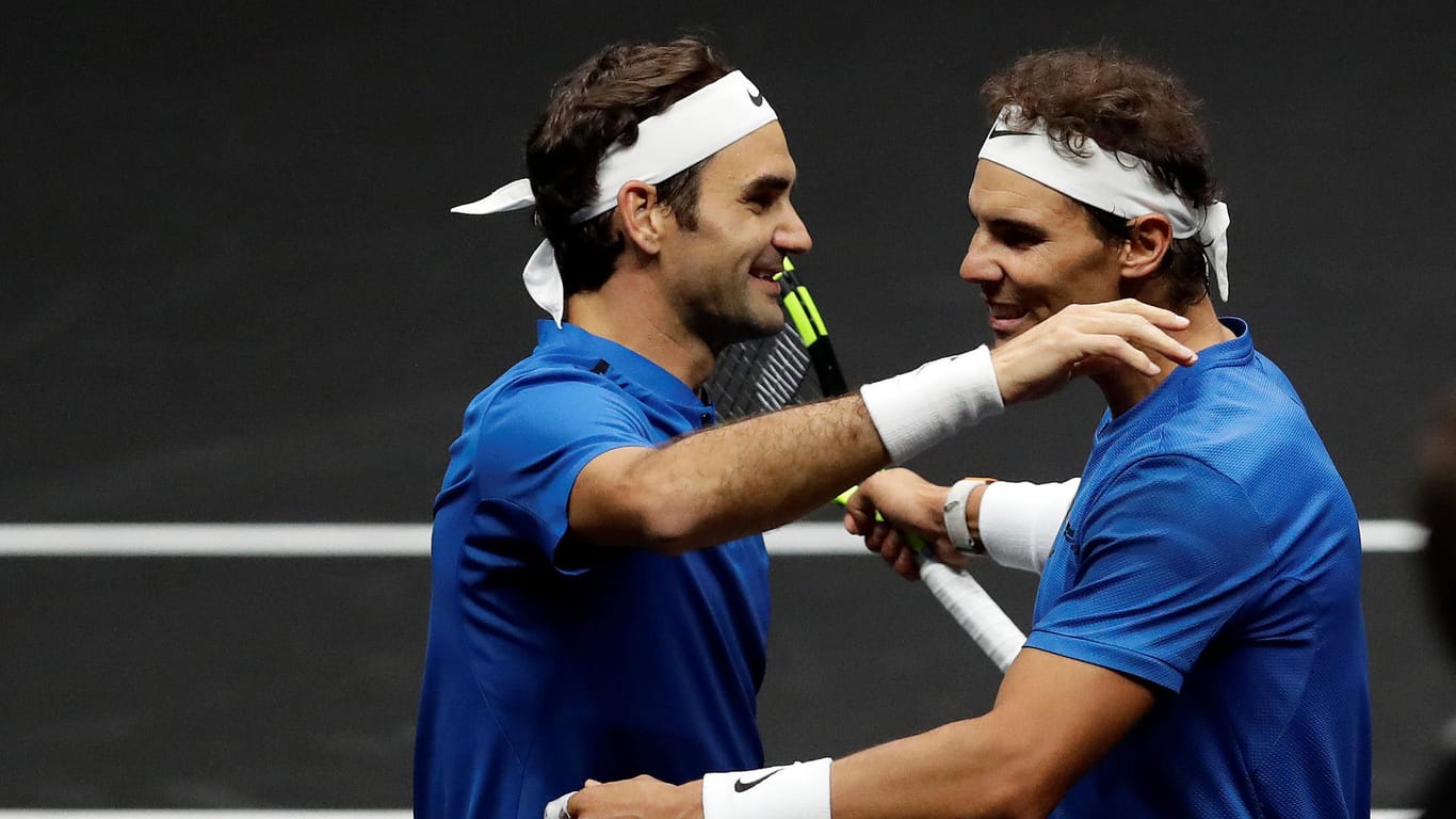 Roger Federer und Rafael Nadal (r.) feiern ihren Sieg im Doppel.