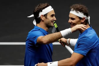 Roger Federer und Rafael Nadal (r.) feiern ihren Sieg im Doppel.
