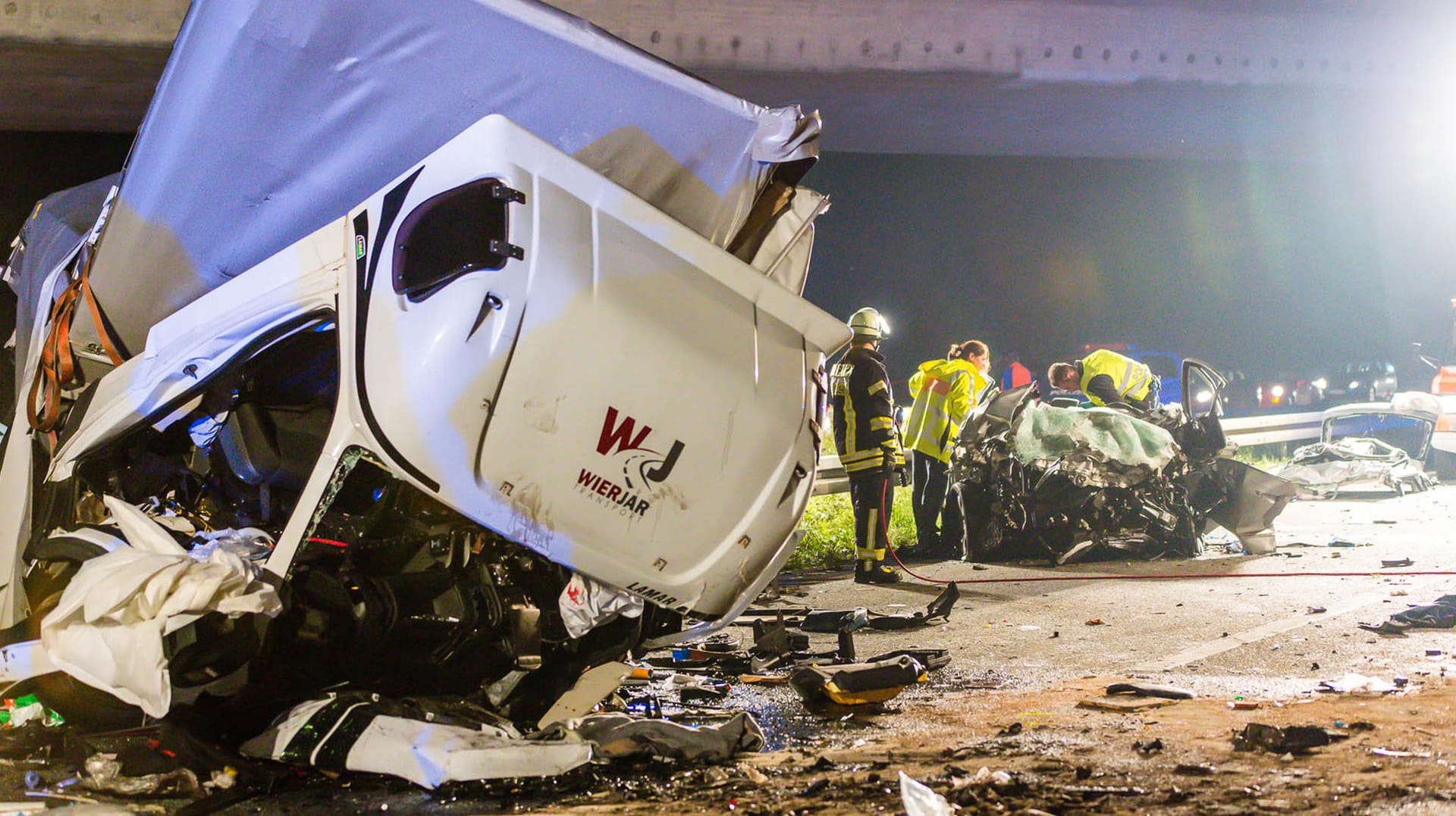 Der Lkw kollidierte mit zwei entgegenkommenden Autos.