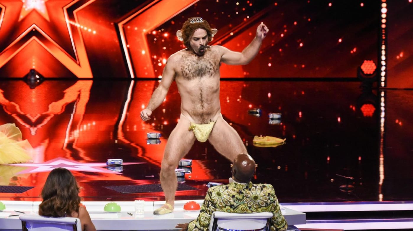 Adam Krandle aus New York präsentiert eine skurrile Burlesque Performance. Adam Krandle aus New York präsentiert eine skurrile Burlesque Performance.