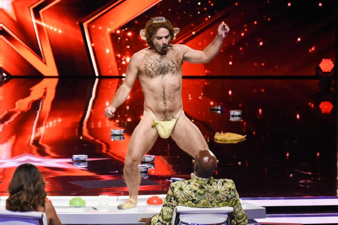 Adam Krandle aus New York präsentiert eine skurrile Burlesque Performance.