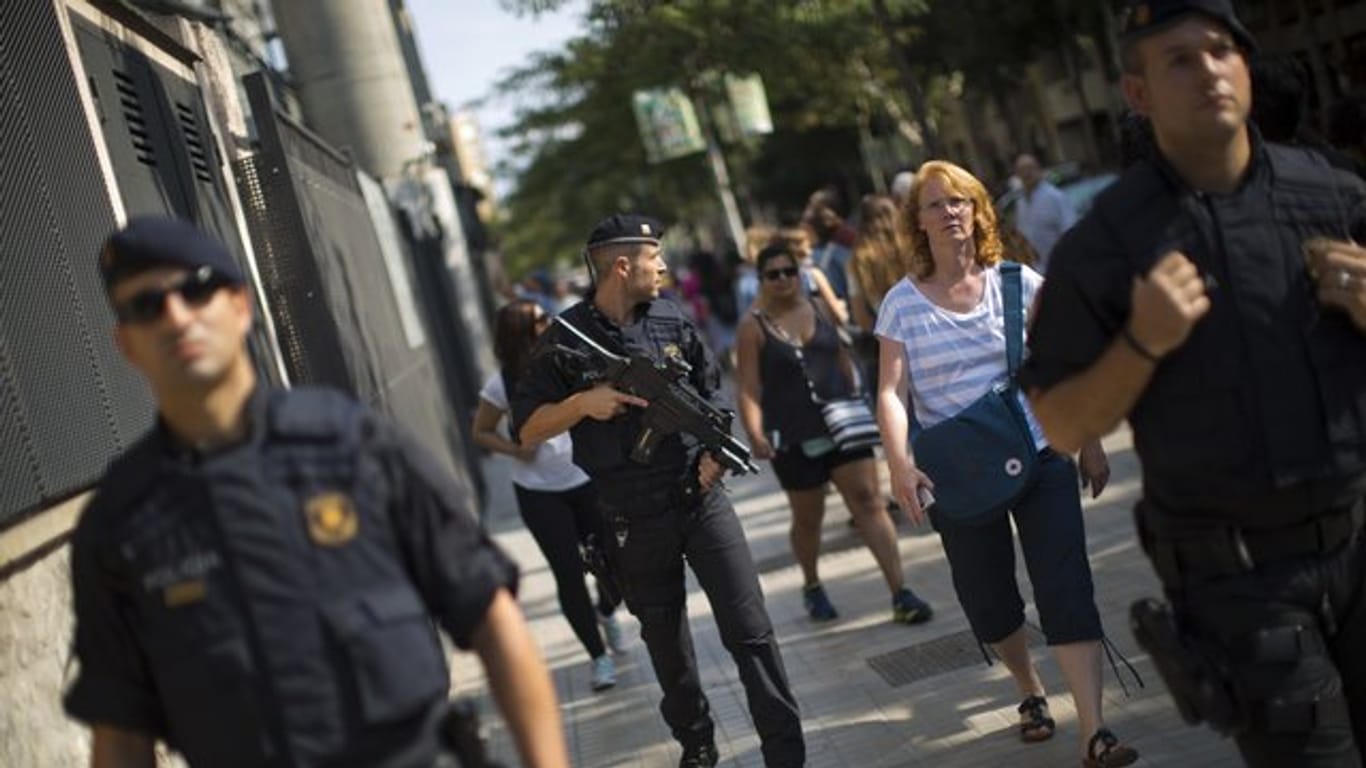 Polizisten der katalanischen "Catalan Mossos d'Esquadra" patrouillieren in Barcelona.