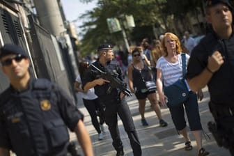 Polizisten der katalanischen "Catalan Mossos d'Esquadra" patrouillieren in Barcelona.