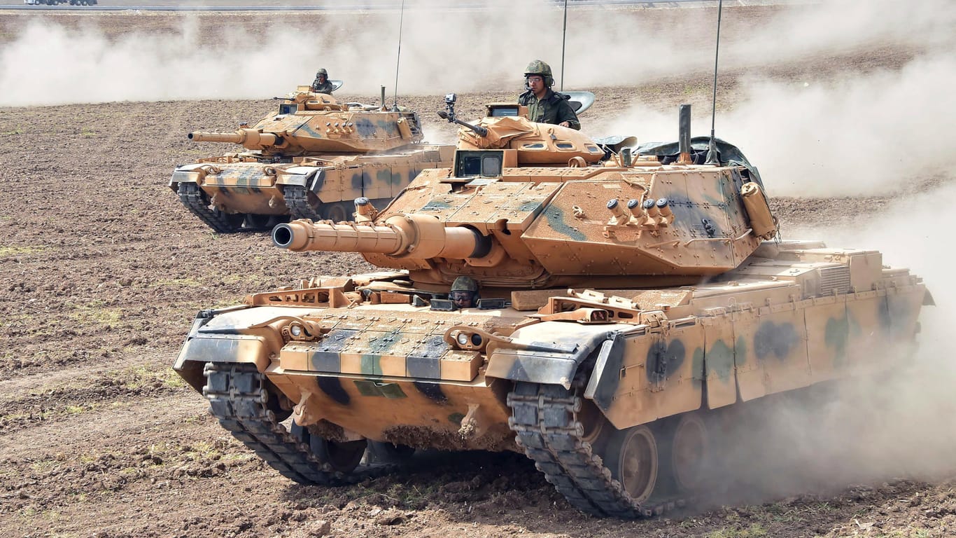 Panzer der türkischen Armee befinden sich während eines Manövers in unmittelbarer Nähe Iraks.