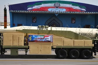 Der Iran hat nach eigenen Angaben mit Erfolg eine neue ballistische Rakete getestet