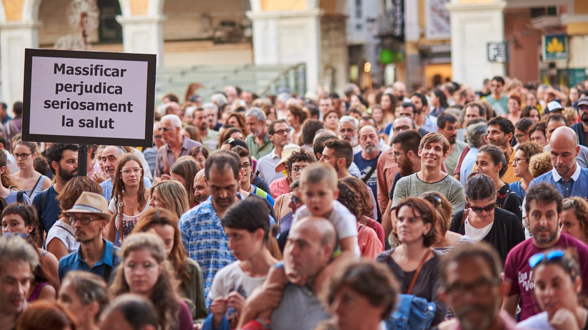 Unter dem Motto "So weit ist es gekommen!" protestieren die Bewohner gegen Massentourismus und private Ferienwohnungen auf Mallorca.