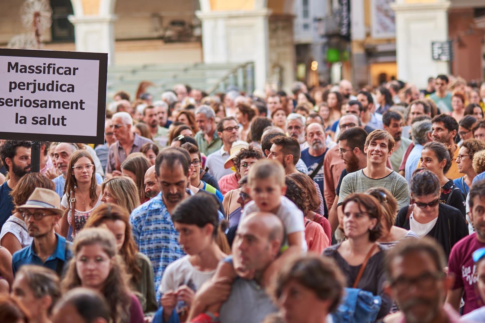 Unter dem Motto "So weit ist es gekommen!" protestieren die Bewohner gegen Massentourismus und private Ferienwohnungen auf Mallorca.