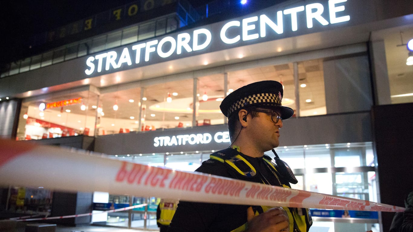 Rettungskräfte und Polizisten stehen bei einem Notfalleinsatz vor dem Stratford Center in London. Ein Verdächtiger wurde festgenommen.