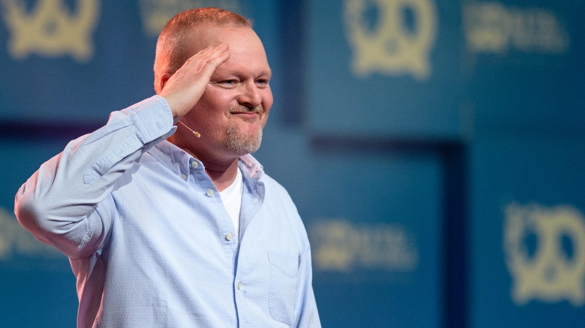 Entertainer Stefan Raab bedankt sich nach seinem Auftritt zur Eröffnung des Bits & Pretzels-Festivals München beim Publikum.