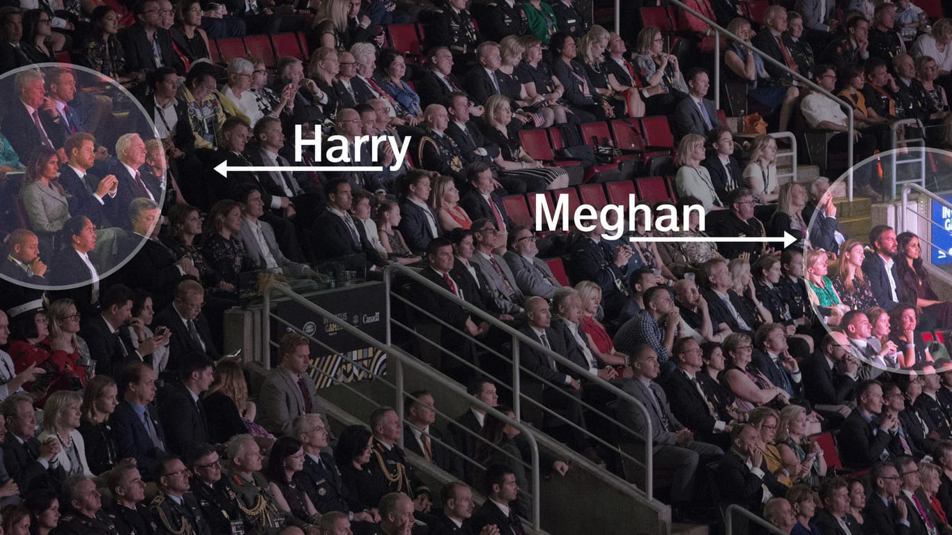 Genau 18 Sitzplätze und und vier Reihen saßen Harry und Meghan auseinander.