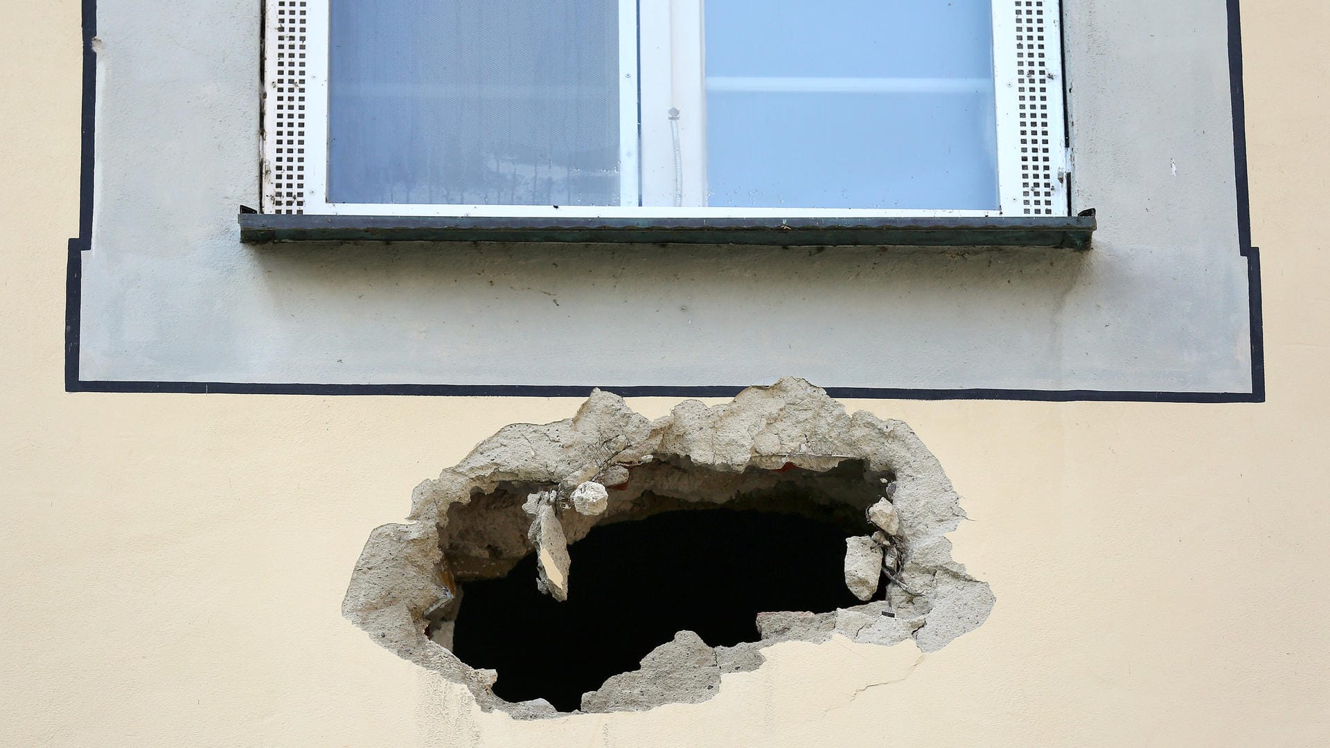 Drei Straftäter sind durch das Loch im zweiten Stock ausgebrochen und haben sich abgeseilt. Drei Straftäter sind durch das Loch im zweiten Stock ausgebrochen und haben sich abgeseilt.