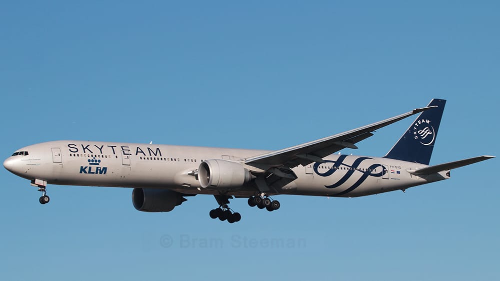 Eine Boeing 777 hat über Japan einen Teil ihrer Rumpfverkleidung verloren. Niemand wurde verletzt. Eine Boeing 777 hat über Japan einen Teil ihrer Rumpfverkleidung verloren. Niemand wurde verletzt.