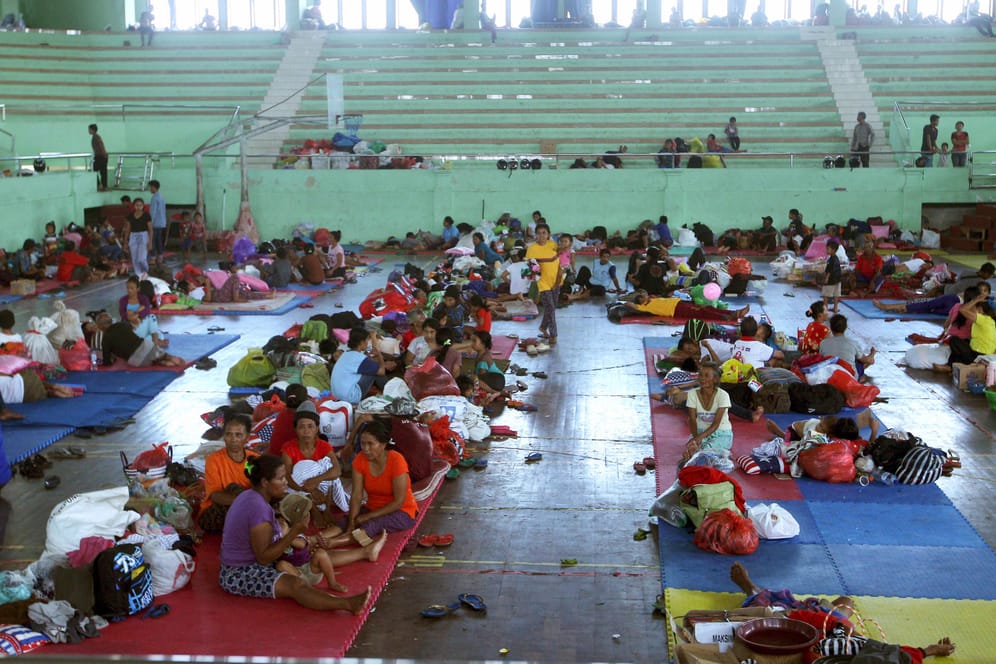 Menschen rasten auf der Insel Bali in einer Notunterkunft.