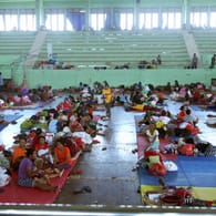 Menschen rasten auf der Insel Bali in einer Notunterkunft.