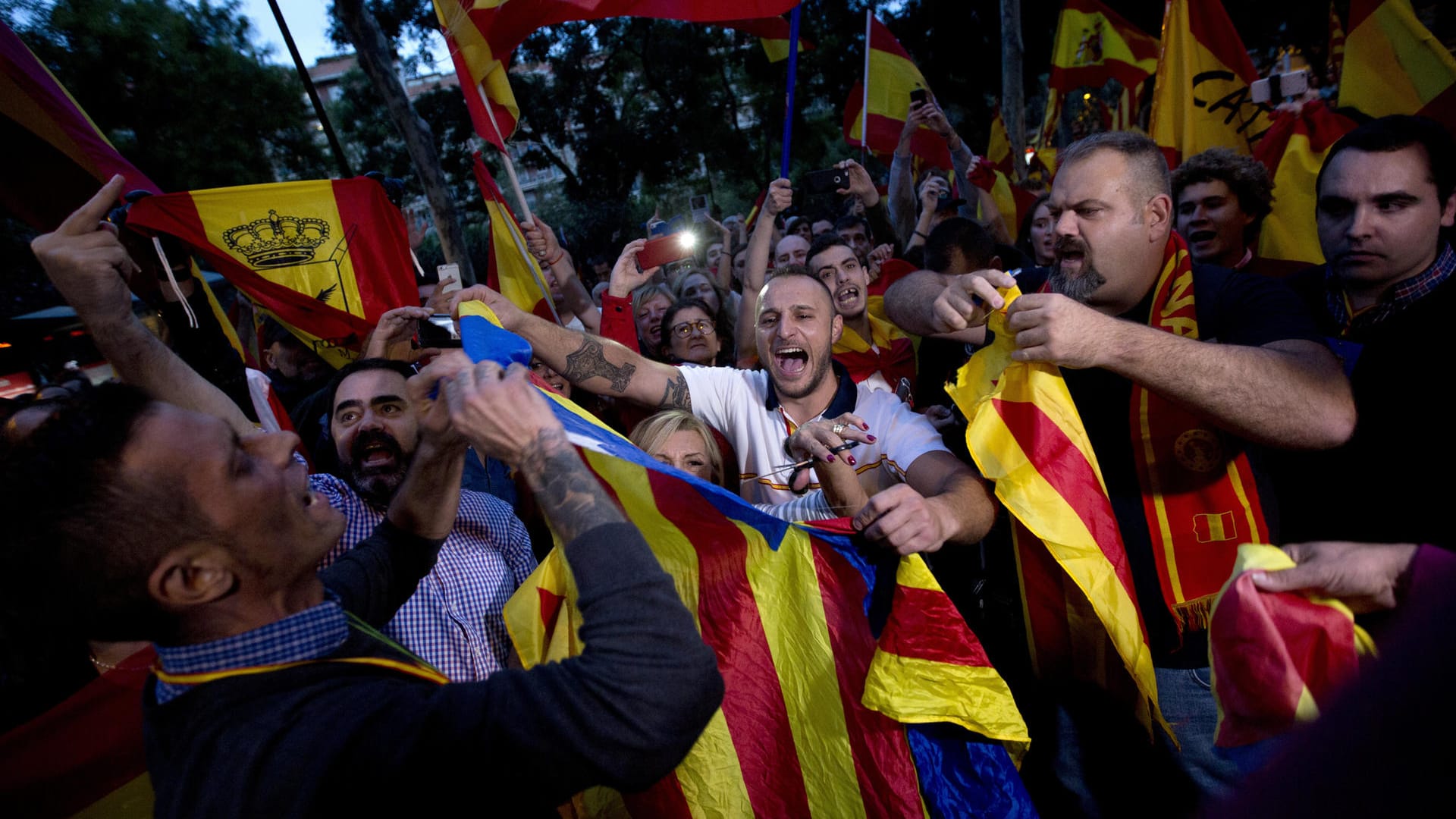 Gegendemonstranten zerreißen eine katalanische Flagge. Sie protestieren gegen das Unabhängigkeitsreferendum. Gegendemonstranten zerreißen eine katalanische Flagge. Sie protestieren gegen das Unabhängigkeitsreferendum.