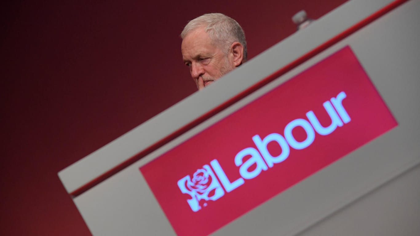Jeremy Corbyn, Mitglied der Labour-Partei, hört einer Rede der Labour-Konferenz in Brighton zu.