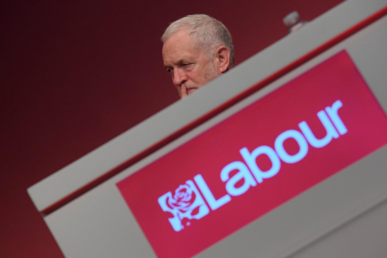 Jeremy Corbyn, Mitglied der Labour-Partei, hört einer Rede der Labour-Konferenz in Brighton zu.