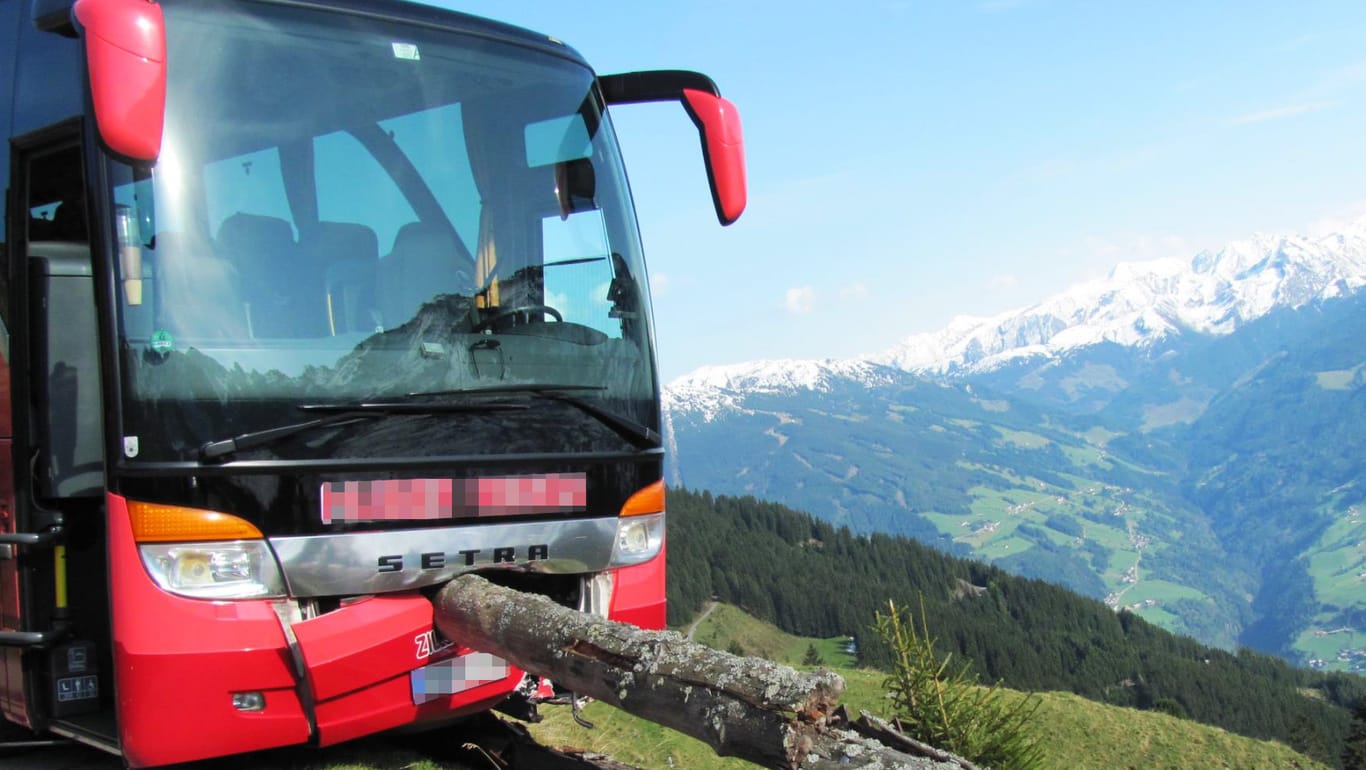 Ein 65-jähriger Urlauber hat in Tirol einen Bus mit einer 21-köpfigen Reisegruppe aus Frankreich vor dem Absturz bewahrt und damit eine Katastrophe verhindert.