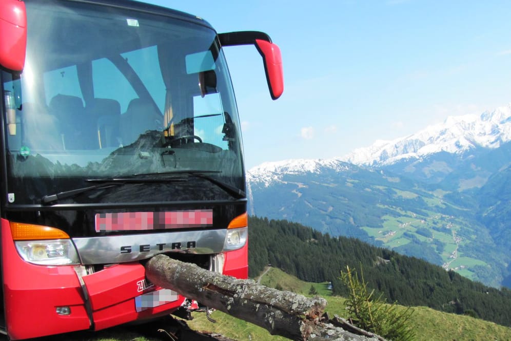 Ein 65-jähriger Urlauber hat in Tirol einen Bus mit einer 21-köpfigen Reisegruppe aus Frankreich vor dem Absturz bewahrt und damit eine Katastrophe verhindert.