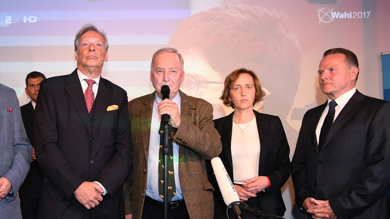 AfD-Spitzenkandidat Alexander Gauland (M) hat das gute Wahlergebnis seiner Partei als Kampfansage an die künftige Bundesregierung gewertet: "Sie kann sich warm anziehen.