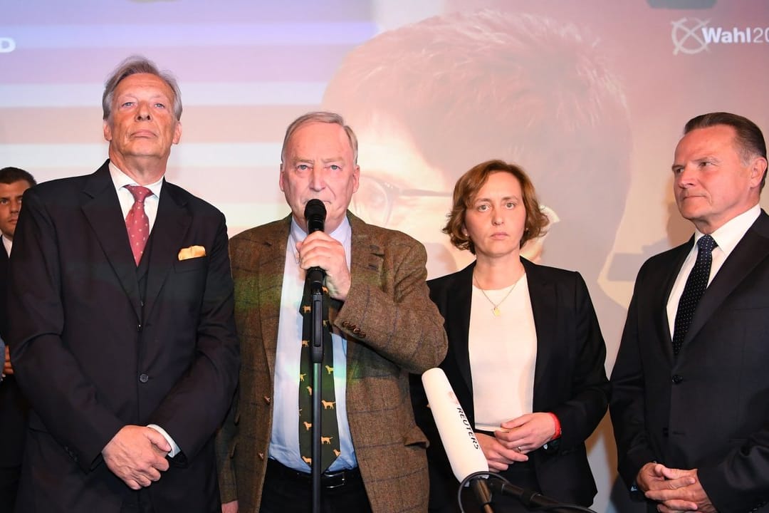 AfD-Spitzenkandidat Alexander Gauland (M) hat das gute Wahlergebnis seiner Partei als Kampfansage an die künftige Bundesregierung gewertet: "Sie kann sich warm anziehen.