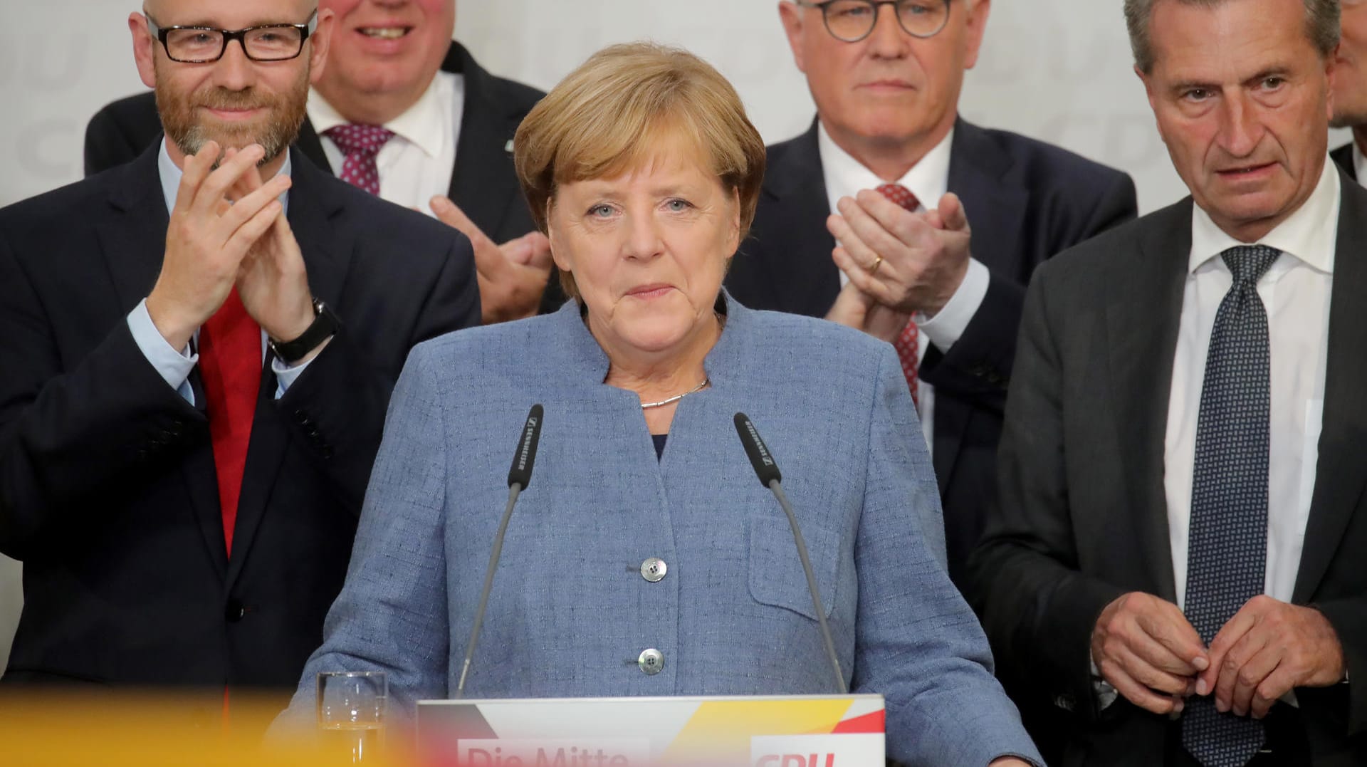 Bundeskanzlerin Angela Merkel (CDU) steht am Tag der Bundestagswahl in Berlin in der Parteizentrale der CDU auf der Bühne.
