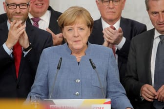 Bundeskanzlerin Angela Merkel (CDU) steht am Tag der Bundestagswahl in Berlin in der Parteizentrale der CDU auf der Bühne.